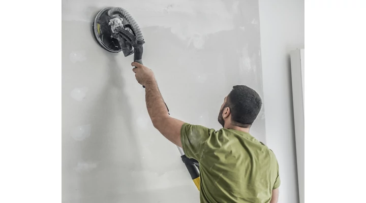 Falcsiszolás? Így lesz gyorsan és tökéletesen sima a fal a festés előtt
